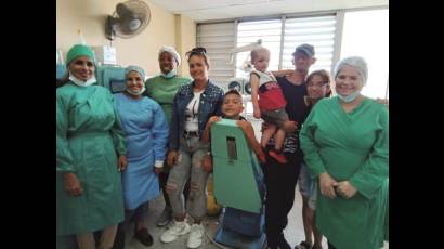 Equipo multidisciplinario encargado de las cirugías que han mejorado la salud emocional de los infantes. Junto a los especialistas y algunos familiares, están también los pequeños Carlos Daniel y Lucas Dainier