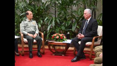 El Primer Secretario del Comité Central del Partido Comunista y Presidente de la República, Miguel Díaz-Canel Bermúdez, y el coronel general He Weidong, miembro del Buró Político del Comité Central del Partido Comunista de China y vicepresidente de la Comisión Militar Central de ese país.