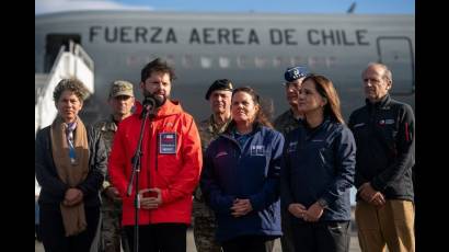 El presidente de Chile, Gabriel Boric, y la comitiva que lo acompañó al Polo Sur geográfico.