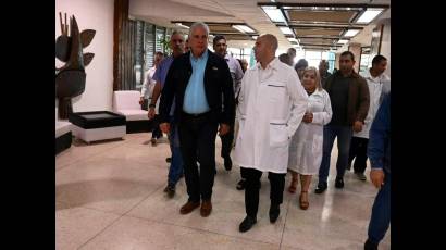 Presidente cubano recorre el hospital provincial Abel Santa María