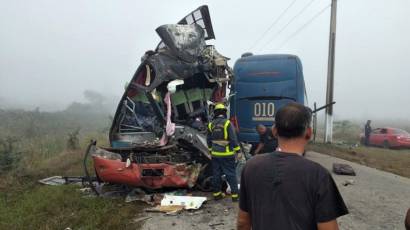 El accidente ocurrió en la carretera de la isla de Turiguanó, en medio de una fuerte neblina que limitó la visibilidad del tránsito en horas del amanecer