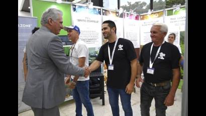 Durante el recorrido por la 1ra. Feria de Innovación para el Desarrollo Sostenible, el Presidente intercambió con representantes de las provincias, empresas, centros de investigación y organismos