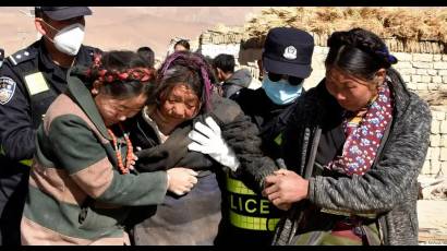 Los equipos de rescate a evacuado a personas heridas en la aldea de Zhacun, situada en el condado de Tingri