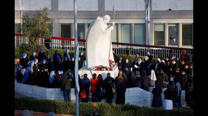 Fieles rezan por la salud del papa Francisco