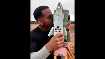 El joven topógrafo santiaguero Harold Rafael Cobas pone toda su pericia y precisión en el replanteo de las plataformas del parque solar