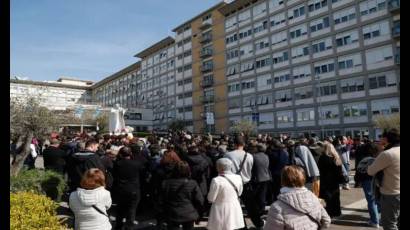 Cientos de feligreses se reúnen a las afueras del hospital Gemelli