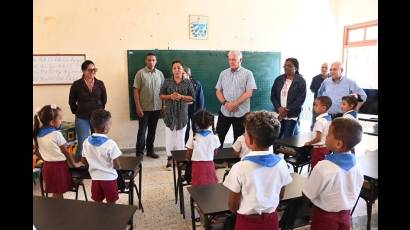 Sobre el desarrollo de los procesos educativos en el seminternado Combate de El Uvero, en Guamá, conoció el Presidente cubano