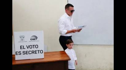 Noboa emite su voto en elecciones generales de Ecuador