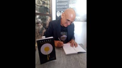 Ulises Rodríguez Febles firma su libro Huevos