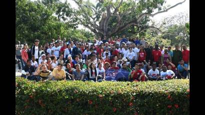 Acompañados por el Presidente cubano y por Roberto Morales Ojeda, secretario de Organización del Comité Central del Partido Comunista de Cuba, hombres y mujeres de bien, mayoritariamente jóvenes, recordaron la gesta del 15 de Marzo, hablaron de la historia patria y ratificaron su compromiso de ser fieles a la libertad, justicia y dignidad conquistadas