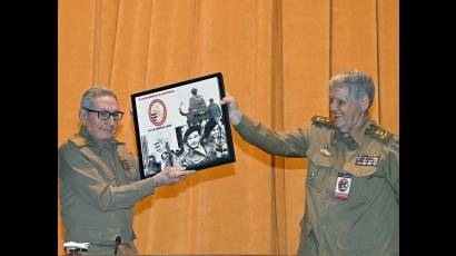 Raúl -fundador de la ACRC- recibió un sencillo y merecido reconocimiento de los combatientes, en representación de los asociados de todo el país