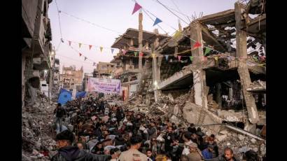 Palestinos hacen fila para recibir donaciones de comida