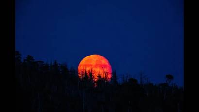 Luna llena sobre la costa de la Columbia Británica, Canadá