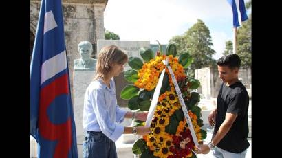 La ofrenda floral al ilustre patriota