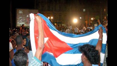 En el Parque Central capitalino, como en toda Cuba, los fanáticos se juntaron para seguir cada jugada de su equipo