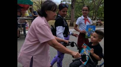 Niños se divierten con su nueva aventura literaria en la Fiesta del Libro agramontina