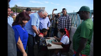 El presidente cubano visitó la recién rehabilitada cancha deportiva de la comunidad Montezuelo, del Consejo Popular Pepe Portilla