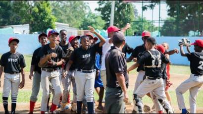 El equipo de Santiago de Cuba   garantizó su boleto a las semifinales de las Pequeñas Ligas en la categoría 11-12 años, luego de vencer a Bayamo