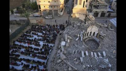 Plegaria de Eid al Fitr junto a mezquita destruida en Deir al-Balah, Franja de Gaza, domingo 30 de marzo de 2025