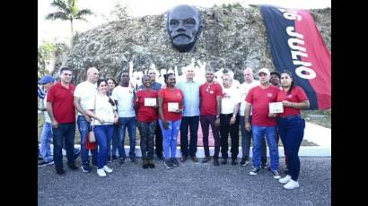 Presidente de Cuba asiste a homenaje a Lenin en el aniversario 155 de su natalicio
