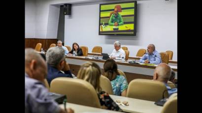 El Presidente cubano encabezó la reunión donde se evaluaron los resultados productivos y científicos del sector biotecnológico cubano.