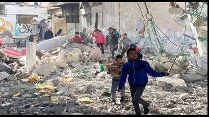 Equipos de rescate palestinos trabajan entre los escombros de un edificio destruido por bombardeos israelíes en Khan Yunis, al sur de la Franja de Gaza.