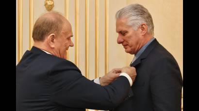 Presidente cubano recibe medalla conmemorativa 80 aniversario de la Gran Victoria