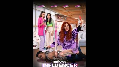 Señora influencer aborda diferentes aristas sobre las redes sociales y su poder para mostrar/desfigurar una parte de la realidad.