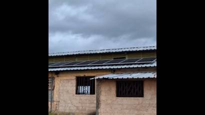 El montaje de un bombeo solar para el agua del pozo de la industria