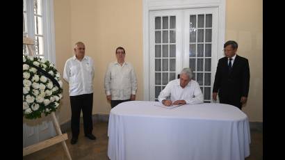 Firma Díaz-Canel el Libro de Condolencias por la muerte del compañero Tran Duc Luong