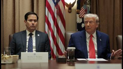El presidente Donald Trump y el secretario de Estado Marco Rubio durante una reunión del Gabinete en la Casa Blanca, el 10 de abril de 2025.