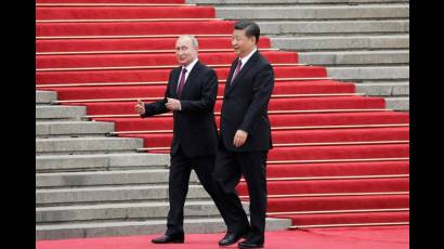 Xi Jinping y Vladímir Putin caminan juntos por la alfombra roja