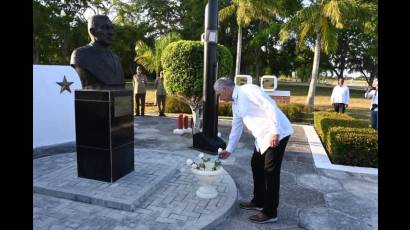 Presidente cubano encabeza ceremonia militar por aniversario 80 de la victoria sobre el fascismo