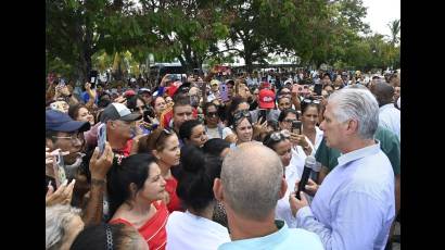 Este miércoles en la mañana el Primer Secretario del Comité Central del Partido Comunista de Cuba y Presidente de la República, Miguel Díaz-Canel Bermúdez, visitó en la provincia de Camagüey los municipios de Esmeralda, Sierra de Cubitas y Minas.