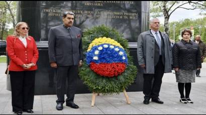 Díaz-Canel y Maduro honran a Bolívar en la capital rusa.