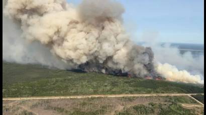 El humo se eleva desde un incendio forestal