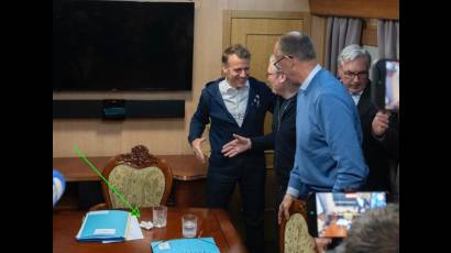Macron dijo que el intento de desinformación llegó tan lejos como para hacer parecer un pañuelo de papel como droga