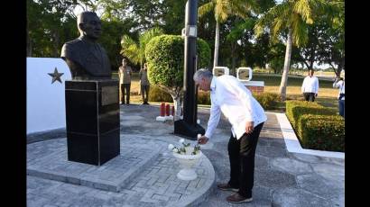 El Presidente de la República depositó rosas blancas ante la escultura que recuerda al general de ejército Issá Aleksándrovich Plíyev.