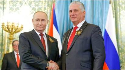Presidente cubano intercambia con su homólogo ruso en Moscú