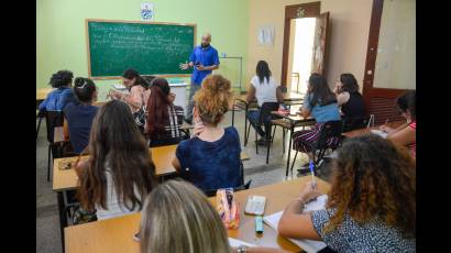 No se puede pasar por alto que la universidad vale lo que vale su claustro y, por lo tanto, se debe tributar a la formación de los docentes