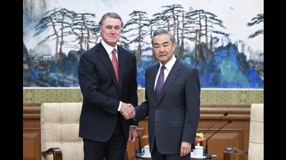 El canciller chino, Wang Yi, y el embajador de Estados Unidos en China, David Perdue