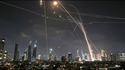 Misiles y drones de Irán llegando en oleadas sobre Tel Aviv