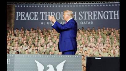 En mayo pasado, Trump le habló a sus tropas en Al-Udeid, bajo el lema «Paz mediante la fuerza».