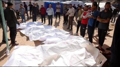 La gente rodea cuerpos de sus seres queridos asesinados en ataques israelíes en un hospital