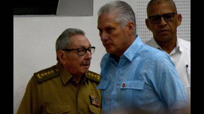 Asisten Raúl y Díaz-Canel a sesión Plenaria del Parlamento