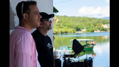 El prestigioso realizador Dayron Chang junto a Rubén Aja, director de fotografía, durante el rodaje de la serie