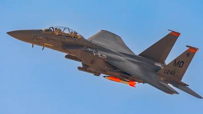 Un caza F15 lleva una bomba de prueba B61