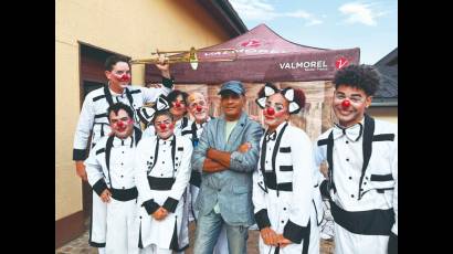 Junto a los dibujos humorísticos llega también el espectáculo  Clownconcierto de Teatro Tuyo.