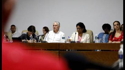 Presidente cubano asiste a debate sobre adelanto de la mujer