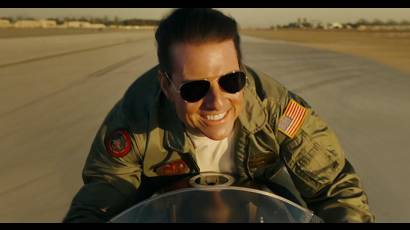 Top Gun: Maverick (2022) se ha convertido en la película más taquillera de la carrera de Tom Cruise.